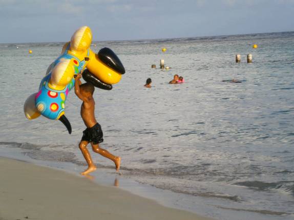 Criança se diverte no fim de tarde em Sainte-Anne, no litoral sul de Grande Terre, em Guadalupe